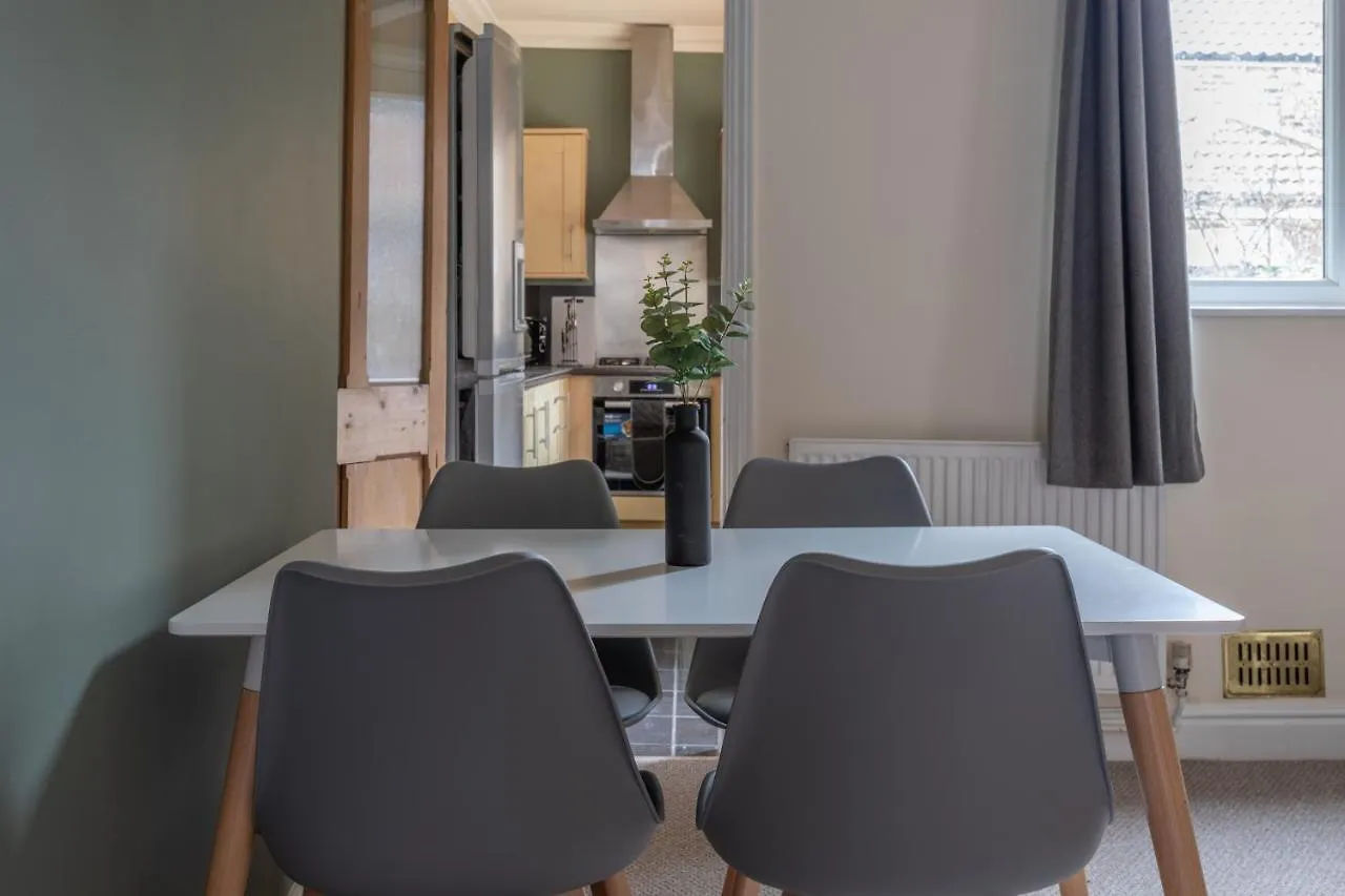 Semesterbostad Milton Stays - Cosy 2 Bed House, 2 Floors, 15 Min Walk To City Center, For Up To 6 - Period Features, Cottage Style, Fireplace, Superfast Wi-Fi, Private Garden, Free On Street Parking York