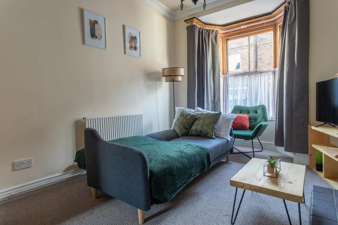 Milton Stays - Cosy 2 Bed House, 2 Floors, 15 Min Walk To City Center, For Up To 6 - Period Features, Cottage Style, Fireplace, Superfast Wi-Fi, Private Garden, Free On Street Parking York