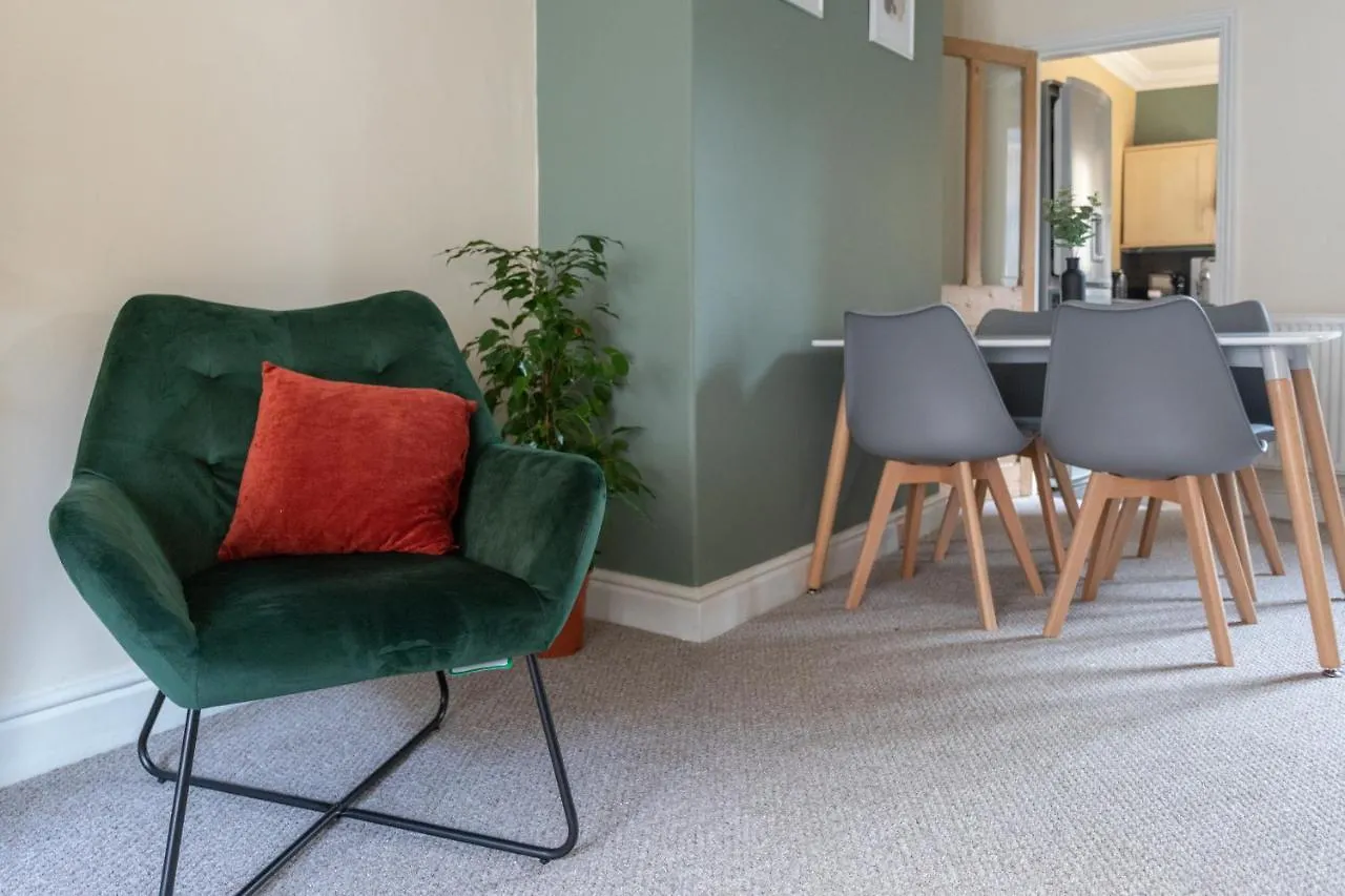 Semesterbostad Milton Stays - Cosy 2 Bed House, 2 Floors, 15 Min Walk To City Center, For Up To 6 - Period Features, Cottage Style, Fireplace, Superfast Wi-Fi, Private Garden, Free On Street Parking York