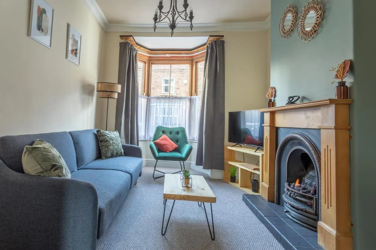 Milton Stays: Cosy City Centre House with Garden and Parking York 0*,  United Kingdom