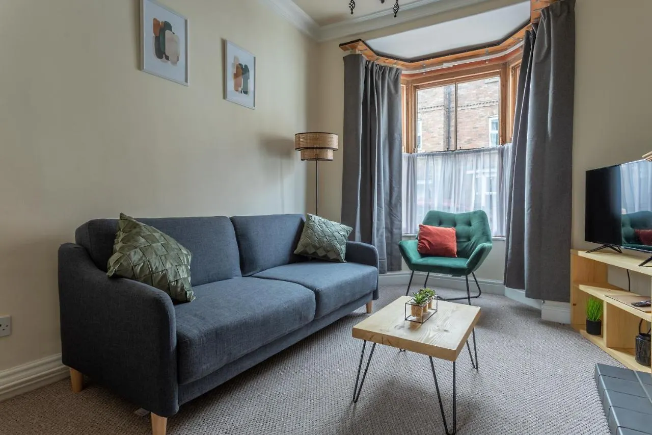 Milton Stays: Cosy City Centre House with Garden and Parking York