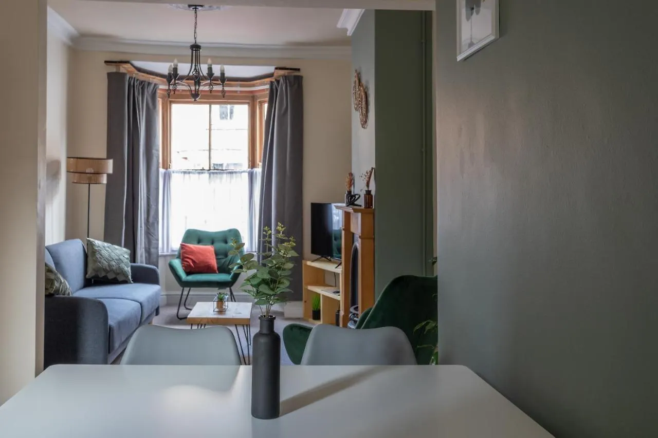 Milton Stays: Cosy City Centre House with Garden and Parking York Holiday home