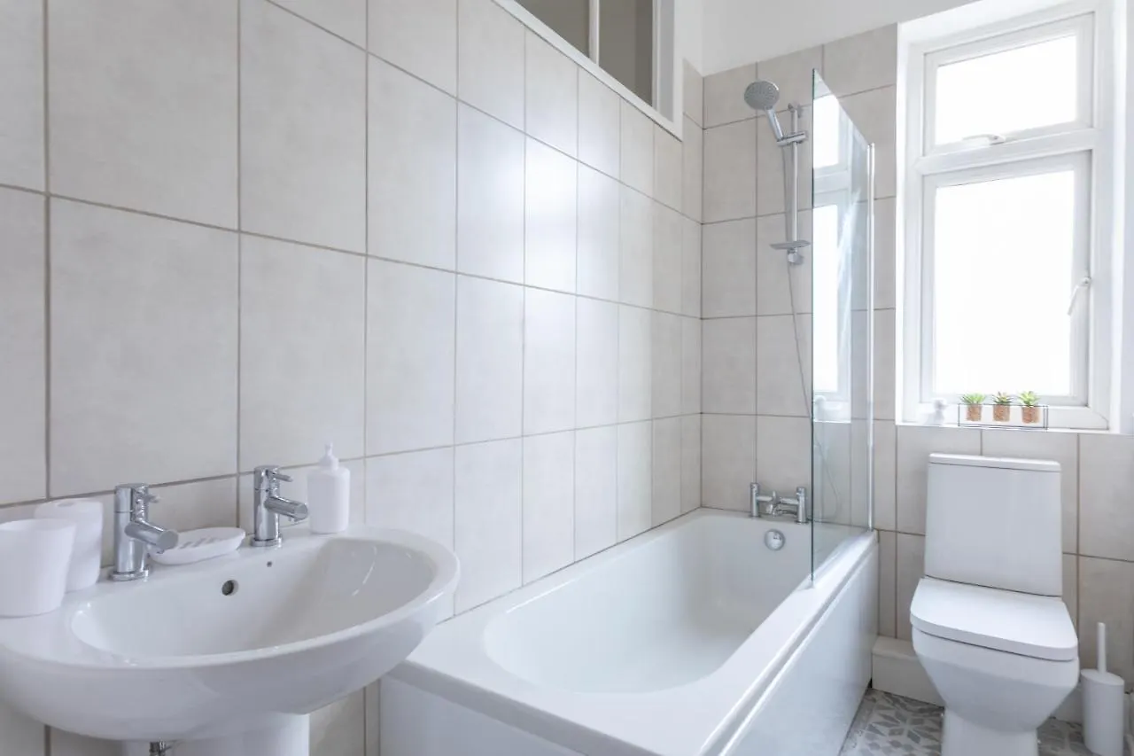 Milton Stays: Cosy City Centre House with Garden and Parking York