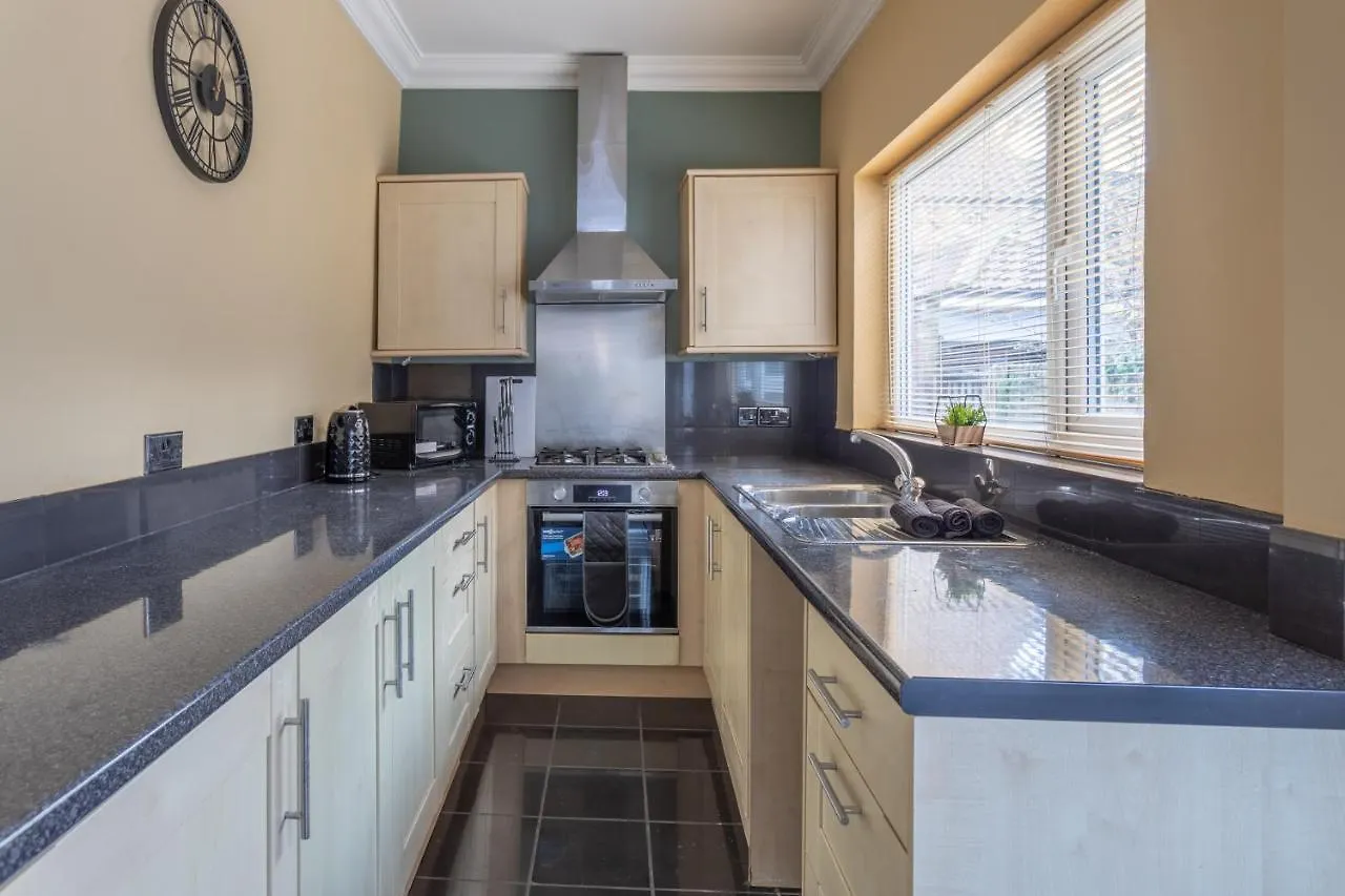 Milton Stays: Cosy City Centre House with Garden and Parking York
